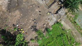 Jembatan Gantung Tengah Dibangun Untuk Mengakhiri Keterisolasian Selama Puluhan Tahun.
