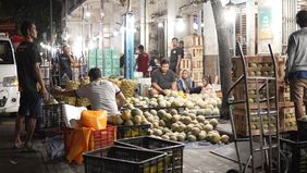 Penjual buah-buahan di Pasar Gede Hardjonagoro Solo, Jawa Tengah, merasakan peningkatan ekonomi sejak program Makan Bergizi Gratis (MBG) dimulai.