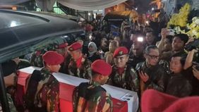Jenazah Mayor Infanteri (Anumerta) Zulmi Aditya Iskandar telah tiba di rumah duka di Cimahi, Jawa Barat, pada Sabtu malam sekitar pukul 21.15 WIB. Setibanya di lokasi, jenazah langsung disemayamkan dan dilaksanakan shalat jenazah oleh keluarga serta 