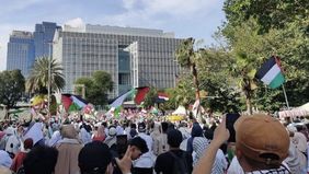 Ribuan warga menggelar aksi di depan Kedutaan Besar Amerika Serikat di Jakarta Pusat, Minggu pagi, sebagai bentuk belasungkawa atas gugurnya tiga prajurit TNI dalam misi perdamaian Perserikatan Bangsa-Bangsa (PBB) di Lebanon Selatan.