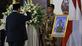 Di tengah suasana duka yang menyelimuti ruang VIP Bandara Soekarno-Hatta, Sabtu 4 April 2026, kehadiran Presiden Republik Indonesia Prabowo Subianto menjadi sorotan saat menyambut tiga prajurit TNI yang gugur dalam misi perdamaian dunia di Lebanon.