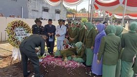 Jenazah Kopral Dua (Kopda) Anumerta Farizal Rhomadhon, prajurit TNI yang gugur dalam misi perdamaian di Lebanon, dimakamkan secara militer di Taman Makam Pahlawan (TMP) Giripeni, Wates, Kabupaten Kulon Progo, Daerah Istimewa Yogyakarta, Minggu. Prose