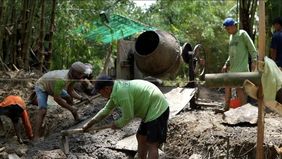 Jembatan berbahan sasak bambu di Kelurahan Sambeng, Kecamatan Juwangi, Kabupaten Boyolali, kini bersalin rupa menjadi jembatan permanen dengan material beton. Proyek pembangunan jembatan ini telah dinanti-nanti warga selama 15 tahun.