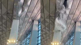 Hujan deras yang mengguyur kawasan Bandara Internasional Soekarno-Hatta pada Senin siang (6/4/2026) memicu insiden di Terminal 3. Bagian atap di area Gate 7 dilaporkan jebol, menyebabkan air hujan mengalir deras dari plafon ke dalam ruang tunggu penu