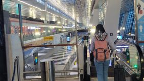 Cuaca buruk yang melanda Bandara Internasional Soekarno-Hatta pada Senin (6/4/2026) siang berdampak luas terhadap operasional penerbangan. Hujan dengan intensitas tinggi yang disertai potensi windshear membuat sejumlah pesawat mengalami gangguan, ter