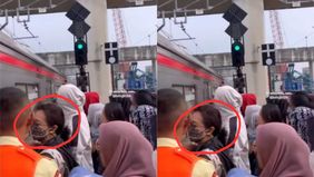 Aksi seorang penumpang perempuan yang memaksakan diri masuk ke dalam kereta rel listrik (KRL) di Stasiun Manggarai memicu kericuhan hingga berujung tindakan agresif terhadap petugas keamanan. Peristiwa yang terjadi pada Selasa (7/4/2026) pagi itu men