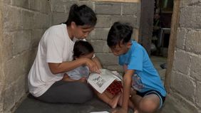 Anastasya menjajakan masakan rumahan kepada masyarakat sekitar, menjaga agar dapur tetap menyala dan keluarganya tetap bertahan.