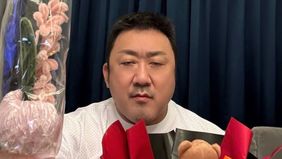 Aktor Korea Selatan ternama, Ma Dong-seok atau yang dikenal sebagai Don Lee, menyampaikan apresiasi khusus kepada Wakil Gubernur DKI Jakarta, Rano Karno, usai menyelesaikan proses syuting film internasional terbarunya Extraction: Tygo di Jakarta.