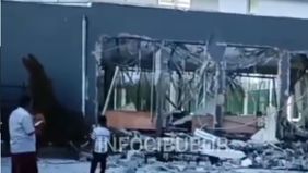 Penyebab pasti ledakan masih dalam tahap penyelidikan mendalam oleh pihak berwenang, berdasarkan laporan awal dampak ledakan tersebut cukup signifikan hingga merusak fasilitas umum di sekitarnya, termasuk SDN 03 Ciangsana.