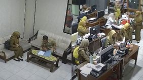 Kasus penipuan dengan modus pengangkatan Pegawai Negeri Sipil (PNS) kembali mencuat. Kali ini, sedikitnya 15 orang diduga menjadi korban praktik ASN palsu yang beroperasi di lingkungan Pemerintah Kabupaten (Pemkab) Gresik. Bahkan, salah satu korban s