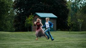 Tujuh tahun setelah film pertamanya mencuri perhatian penonton global, Ready or Not kembali lewat sekuel bertajuk Ready or Not 2: Here I Come. Film bergenre komedi horor ini dijadwalkan tayang di bioskop Indonesia mulai 15 April 2026, membawa cerita 