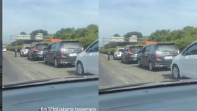 Terjadi kecelakaan beruntun yang melibatkan empat mobil pribadi di Tol Jakarta - Tangerang Km 17 pada Sabtu (11/4) pagi. Selalu hati-hati dan fokus dalam berkendara.