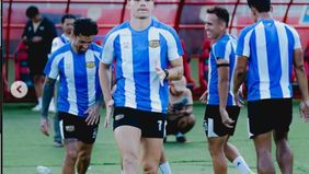 Oleh karena itu, Adhi mengimbau agar suporter Persib, Bobotoh, menaati keputusan tersebut dan mengajak untuk mendukung Persib Bandung melalui berbagai kegiatan nonton bareng maupun tempat masing-masing.