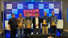 Diskusi dalam Nusantara Media Fest 2026 menyoroti semakin kompleksnya posisi industri media nasional di tengah dominasi platform global. Sekretaris Jenderal Forum Pemimpin Redaksi, Irfan Junaedi, menegaskan bahwa isu utama saat ini bukan sekadar bisn