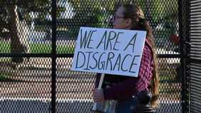 Komando Pusat Amerika Serikat (CENTCOM) mengumumkan rencana pemblokiran seluruh aktivitas pelayaran yang keluar-masuk pelabuhan Iran mulai Senin, 13 April 2026 pukul 10.00 Eastern Time atau 21.00 WIB. Kebijakan ini menjadi bagian dari langkah lanjuta