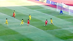 Timnas Vietnam U-17 meraih kemenangan telak 4-0 atas Malaysia dalam laga penyisihan Grup A Piala AFF U-17 2026 yang digelar di Stadion Gelora Joko Samudro, Gresik, Jawa Timur, Senin 13 April 2026.