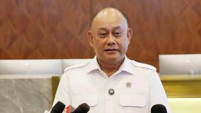 Kepala Badan Gizi Nasional, Dadan Hindayana, memberikan klarifikasi terkait isu pengadaan sejumlah barang, termasuk kaos kaki, yang ramai diperbincangkan di media sosial karena dianggap memiliki anggaran yang besar.