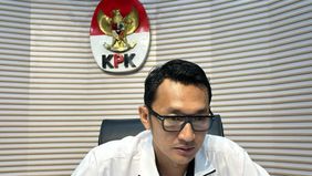 Komisi Pemberantasan Korupsi (KPK) memanggil seorang pegawai Direktorat Jenderal Bea dan Cukai Kementerian Keuangan berinisial FM sebagai saksi dalam penyidikan kasus dugaan korupsi di lingkungan Bea Cukai.