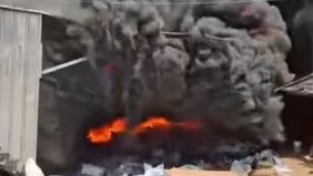 Kebakaran hebat melanda sebuah gudang sparepart di kawasan Jalan AMD, Sasak Panjang, pada siang hari. Peristiwa ini terjadi sekitar pukul 12.30 WIB.

