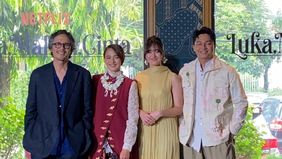 Deva Mahenra dan Mawar Eva bersaing sengit memperebutkan posisi kepala chef di serial terbaru Netflix, Luka, Makan, Cinta.