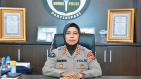 Polda Maluku menetapkan seorang oknum aparatur sipil negara (ASN) di lingkungan Kejaksaan Maluku berinisial FS sebagai tersangka dalam kasus dugaan penipuan dan penggelapan. Penetapan ini merupakan pengembangan dari laporan yang telah diterima sejak 