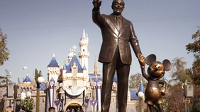 The Walt Disney Company mulai melakukan pemutusan hubungan kerja (PHK) terhadap sekitar 1.000 karyawan pada Selasa, 14 April 2026. Kebijakan ini menjadi salah satu langkah besar pertama di bawah kepemimpinan CEO baru, Josh D'Amaro.