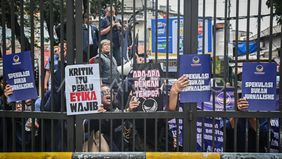 Redaksi Tempo menanggapi aksi sejumlah kader Partai NasDem yang mendatangi kantor mereka di Palmerah Barat, Jakarta Barat, pada Selasa, 14 April 2026. Kedatangan massa ini berkaitan dengan laporan utama sekaligus sampul majalah edisi pekan tersebut y