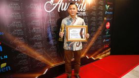 Ketua Komisi Penyiaran Indonesia, Ubaidillah, menerima penghargaan sebagai Tokoh Penjaga Etika Penyiaran Publik dalam ajang KWP Awards 2026.