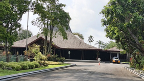 Tim penyidik Komisi Pemberantasan Korupsi (KPK) melakukan penggeledahan di rumah dinas bupati serta sejumlah ruang kerja di lingkungan Pemerintah Kabupaten Tulungagung, Jawa Timur, pada Kamis, 17 April 2026.