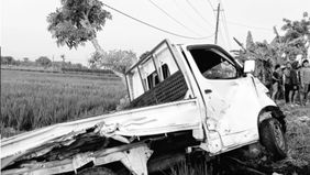 Lakalantas melibatkan truk bak Isuzu, sepeda motor Honda Beat warna hitam, serta mobil pikap Daihatsu Gran Max yang sedang parkir di pinggir jalan.