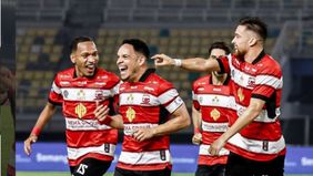 Persebaya meningkatkan intensitas serangan, sayang serangannya tak membahayakan gawang tim Sape Kerrab.