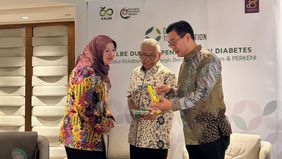 Peningkatan kasus diabetes di Indonesia kian menjadi perhatian serius, seiring tren yang terus naik dalam beberapa tahun terakhir. Kondisi ini mendorong perlunya penanganan yang lebih komprehensif, tidak hanya dari sisi pengobatan, tetapi juga penceg