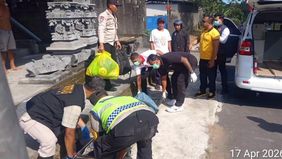 Ia tiba-tiba terlentang tak bergerak di warung tersebut.