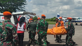 Personel Batalyon Komando 466 Pasukan Gerak Cepat (Yonko 466 Pasgat) bersama tim Basarnas mengevakuasi jenazah korban kecelakaan helikopter PK-CFX milik Matthew Air Nusantara dari Kabupaten Sekadau menuju Bandara Supadio menggunakan helikopter Caraca