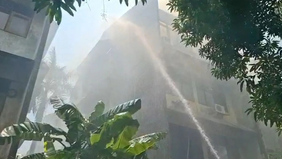 Kebakaran terjadi di kompleks asrama polisi yang berada di samping Polsek Kalideres, Jakarta Barat (Jakbar), pada Jumat siang, 17 April 2026.