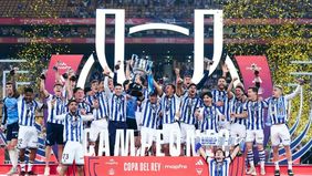 Real Sociedad berhasil meraih gelar juara Copa del Rey musim 2025/2026 setelah mengalahkan Atletico Madrid melalui adu penalti dengan skor 4-3, usai bermain imbang 2-2 hingga waktu normal di Stadion de La Cartuja pada Sabtu, 18 April 2026 waktu setem