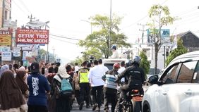 Warga tampak antusias menyambut kedatangan Presiden RI Prabowo Subianto saat iring-iringan kendaraan kepresidenan melintasi wilayah Magelang, Jawa Tengah, Sabtu 18 April 2026.
