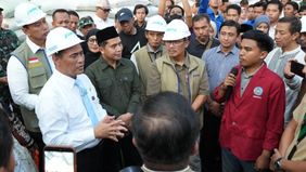 Direktur Utama Perum BULOG, Dr. Ahmad Rizal Ramdhani, menerima kunjungan kerja Menteri Pertanian Republik Indonesia Andi Amran Sulaiman di Komplek Pergudangan Banjarkemantren Perum BULOG di Jawa Timur.