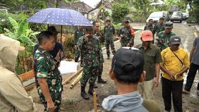 Semangat gotong royong terlihat dalam pembangunan Jembatan Gantung Garuda di Dukuh Kedungkiri RT 17/RW 06, Desa Karangpakel, Kecamatan Trucuk, Kabupaten Klaten.