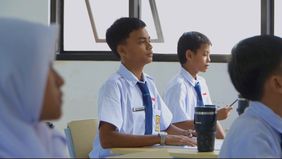 Di usia yang seharusnya diisi dengan belajar di bangku sekolah, Hendi Saputro pernah menghabiskan waktunya bekerja di bengkel. 