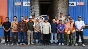 Suasana hangat dan penuh keakraban mewarnai kunjungan Presiden Republik Indonesia Prabowo Subianto saat melakukan inspeksi mendadak (sidak) ke Gudang Bulog Danurejo, Kabupaten Magelang, Jawa Tengah, Sabtu 18 April 2026.