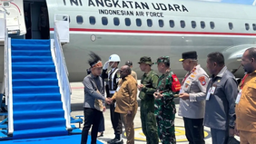 Wakil Presiden Republik Indonesia Gibran Rakabuming Raka tiba di Nabire, Papua Tengah, pada Senin dengan mengenakan mahkota kasuari serta tas selempang noken khas Papua. Kedatangannya menjadi awal rangkaian kunjungan kerja di wilayah Tanah Papua.