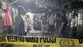 Seorang pria berinisial NS (25) diduga melakukan pembunuhan terhadap ibu tirinya, W (46), di wilayah Kelurahan Binong, Kecamatan Curug, Kabupaten Tangerang. Pelaku disinyalir berada di bawah pengaruh narkoba saat kejadian berlangsung.