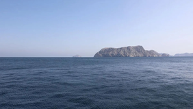 Harga minyak mentah berjangka mengalami kenaikan signifikan pada Senin waktu Indonesia atau Minggu, 19 April 2026 malam waktu New York, Amerika Serikat, seiring meningkatnya ketegangan di Selat Hormuz,