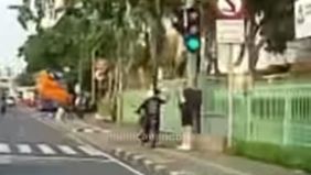 Aksi kriminal jalanan kembali terjadi di Jakarta Pusat. Seorang warga negara asing (WNA) asal Jerman menjadi korban penjambretan di kawasan Sawah Besar, Jakarta Pusat pada Minggu, 19 April 2026 sore.