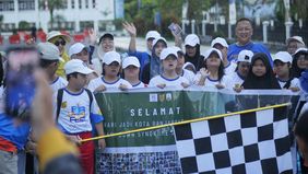 Sejak pagi hari, ratusan peserta dari berbagai kalangan tampak memadati area kegiatan. Mulai dari remaja, komunitas olahraga, keluarga, hingga masyarakat umum turut ambil bagian dalam momentum kebersamaan ini. Tingginya antusiasme masyarakat terlihat