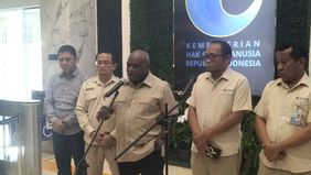 Menteri Hak Asasi Manusia Natalius Pigai mendesak pelaku penembakan terhadap warga sipil di Kampung Kembruk, Distrik Sinak, Kabupaten Puncak, Papua Tengah, untuk segera mengakui perbuatannya dan menyerahkan diri kepada aparat penegak hukum.