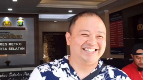 Badan Reserse Kriminal Polri (Bareskrim) memeriksa seorang kreator konten kuliner atau food vlogger, William Anderson yang dikenal dengan nama Codeblu, sebagai saksi dalam kasus dugaan pencemaran nama baik dan pemerasan.