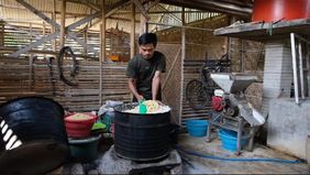 Kedelai dan tempe sudah menjadi pemandangan biasa bagi Sholikin, seorang perajin tempe asal Desa Semen, Kabupaten Ngawi, Jawa Timur. Setiap hari, proses produks.