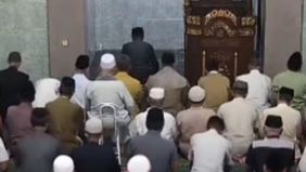 Suasana khusyuk salat Subuh di Masjid Jami Baitur Rahman mendadak berubah menjadi duka. Seorang imam masjid dilaporkan meninggal dunia saat memimpin salat Subuh pada Senin, 20 April 2026.